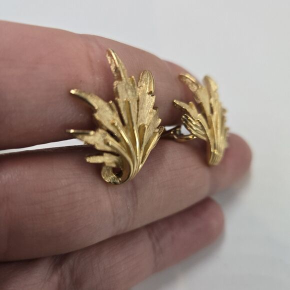 Vintage Crown Trifari Leaf Clip-On Earrings Brushed Gold Tone Excellent Conditio - Picture 5 of 5